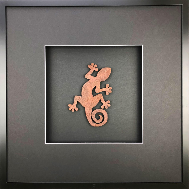 Quadratwerk Wandbild Urban Rust Gecko 58cm - Rahmen Schwarz, Hintergrund Schwarz, Passepartout Schwarz/Weiß
