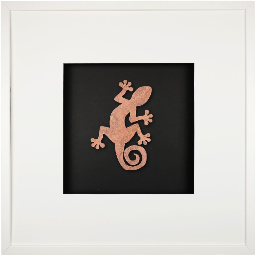 Quadratwerk Wandbild Urban Rust Gecko 58cm - Rahmen Weiß, Hintergrund Schwarz, Passepartout Weiß/Schwarz