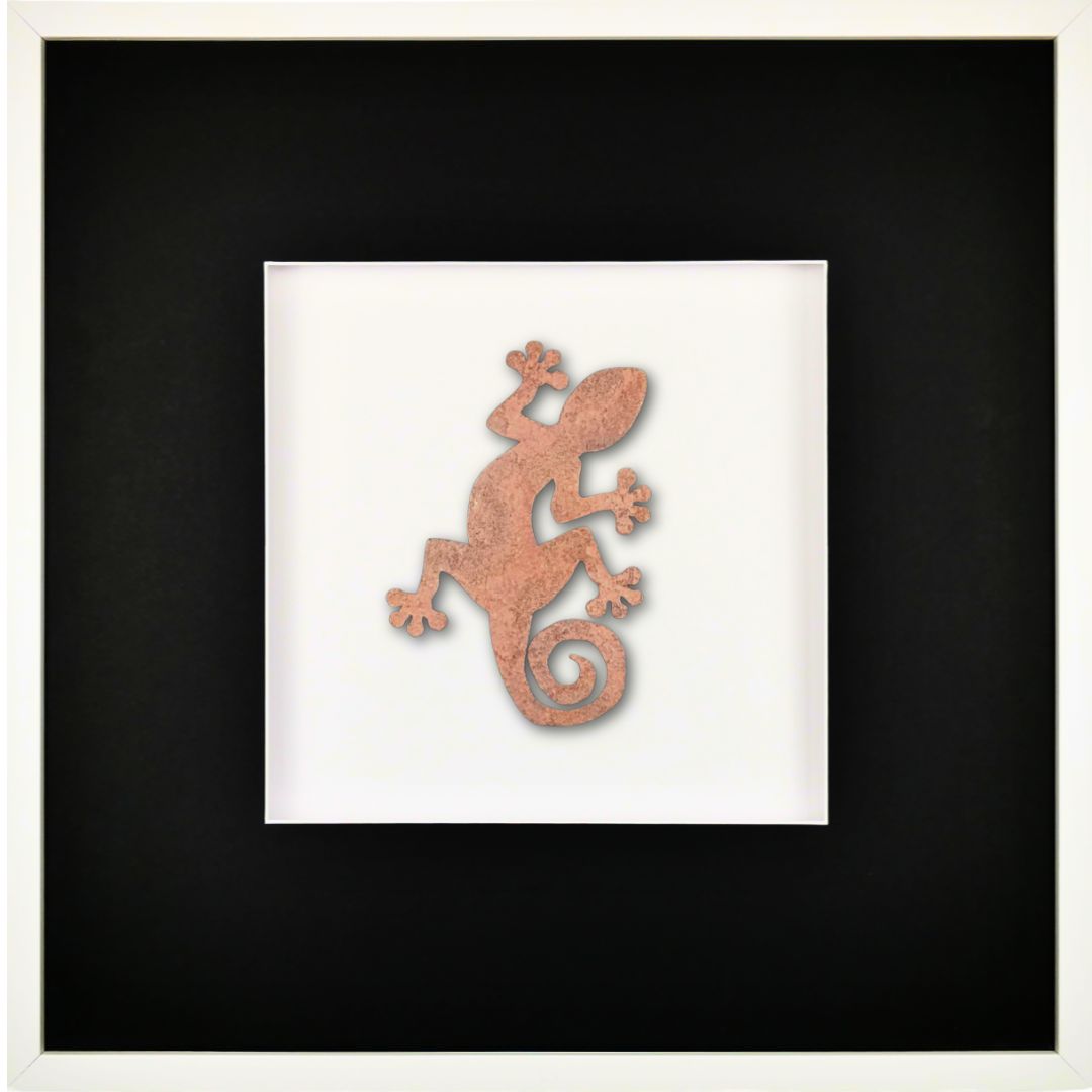 Quadratwerk Wandbild Urban Rust Gecko 58cm - Rahmen Weiß, Hintergrund Weiß, Passepartout Schwarz/Weiß
