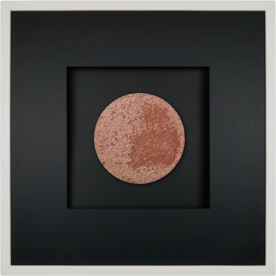 Quadratwerk Wandbild Urban Rust Rund 58cm - Rahmen Weiß, Hintergrund Schwarz, Passepartout Schwarz/Schwarz