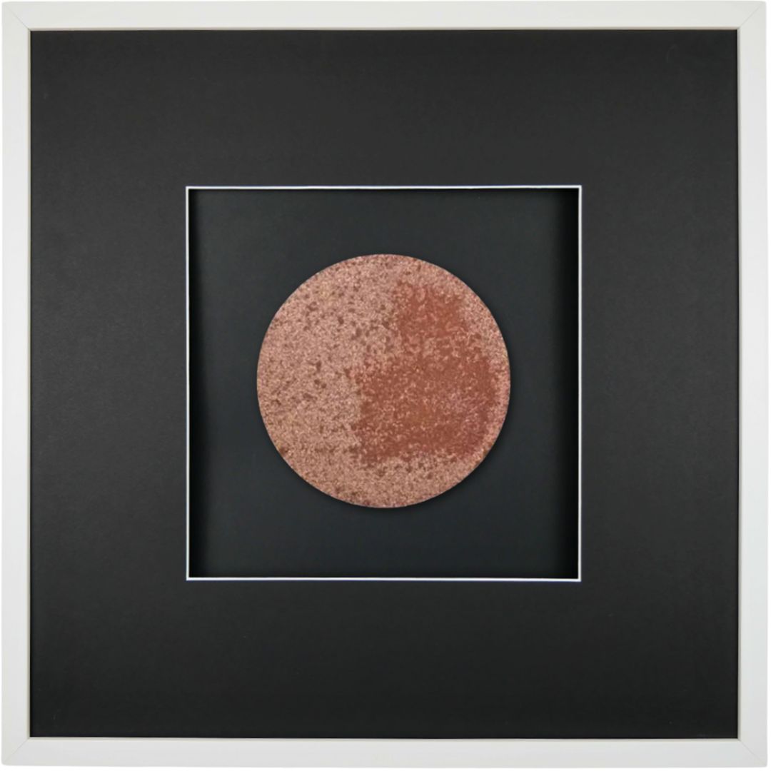 Quadratwerk Wandbild Urban Rust Rund 58cm - Rahmen Weiß, Hintergrund Schwarz, Passepartout Schwarz/Weiß