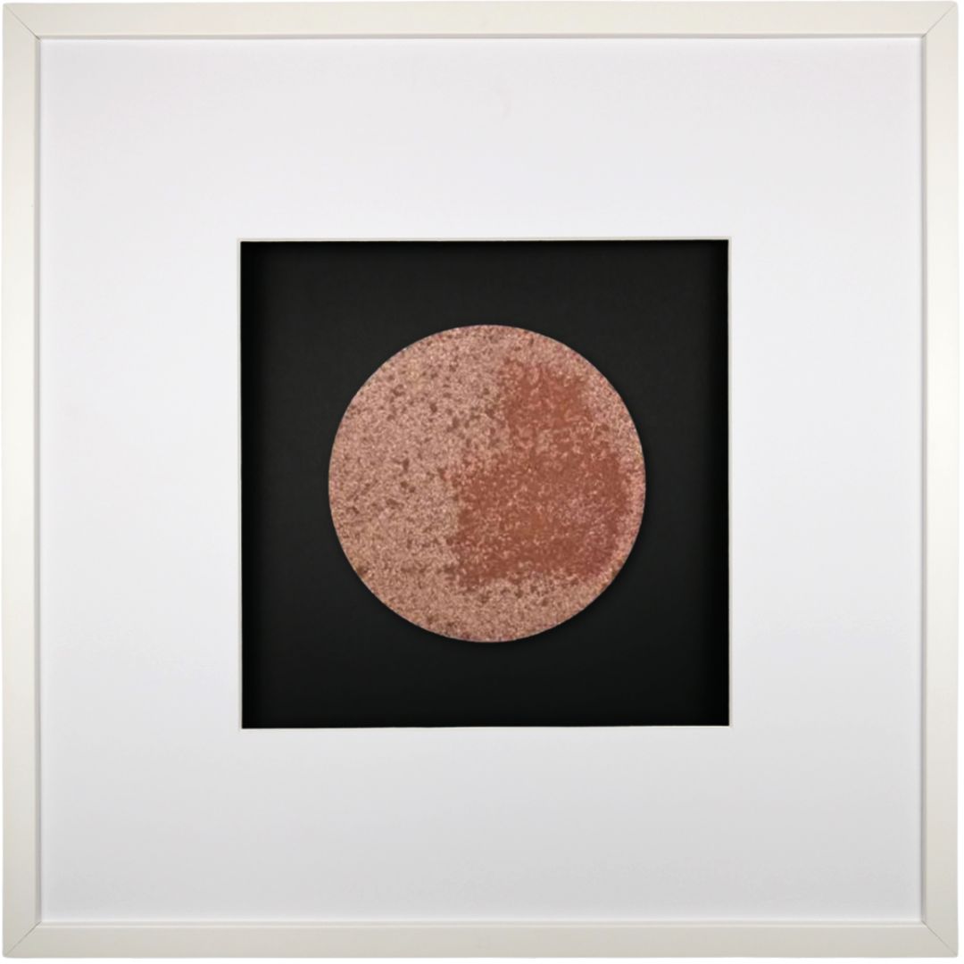 Quadratwerk Wandbild Urban Rust Rund 58cm - Rahmen Weiß, Hintergrund Schwarz, Passepartout Weiß/Weiß