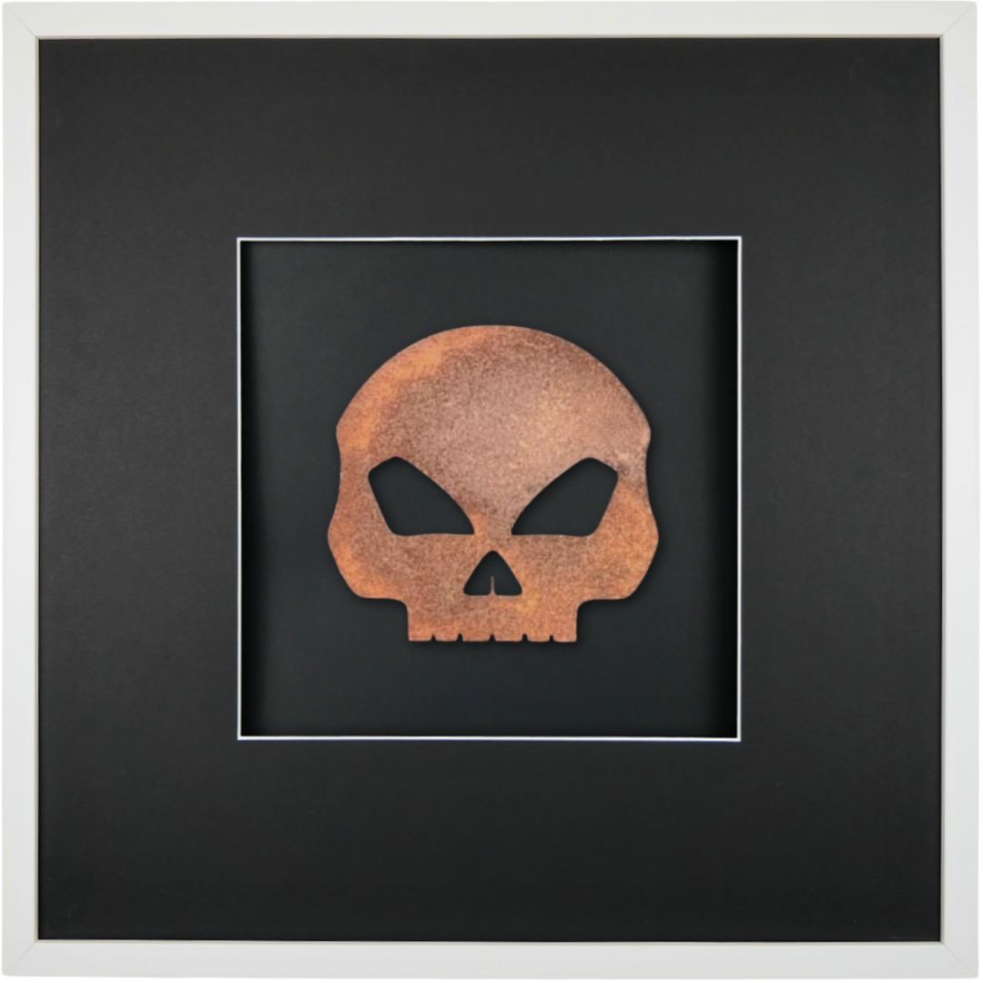 Quadratwerk Wandbild Urban Rust Totenkopf 58cm - Rahmen Weiß, Hintergrund Schwarz, Passepartout Schwarz/Weiß