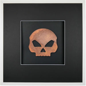 Quadratwerk Wandbild Urban Rust Totenkopf 58cm - Rahmen Weiß, Hintergrund Schwarz, Passepartout Schwarz/Weiß