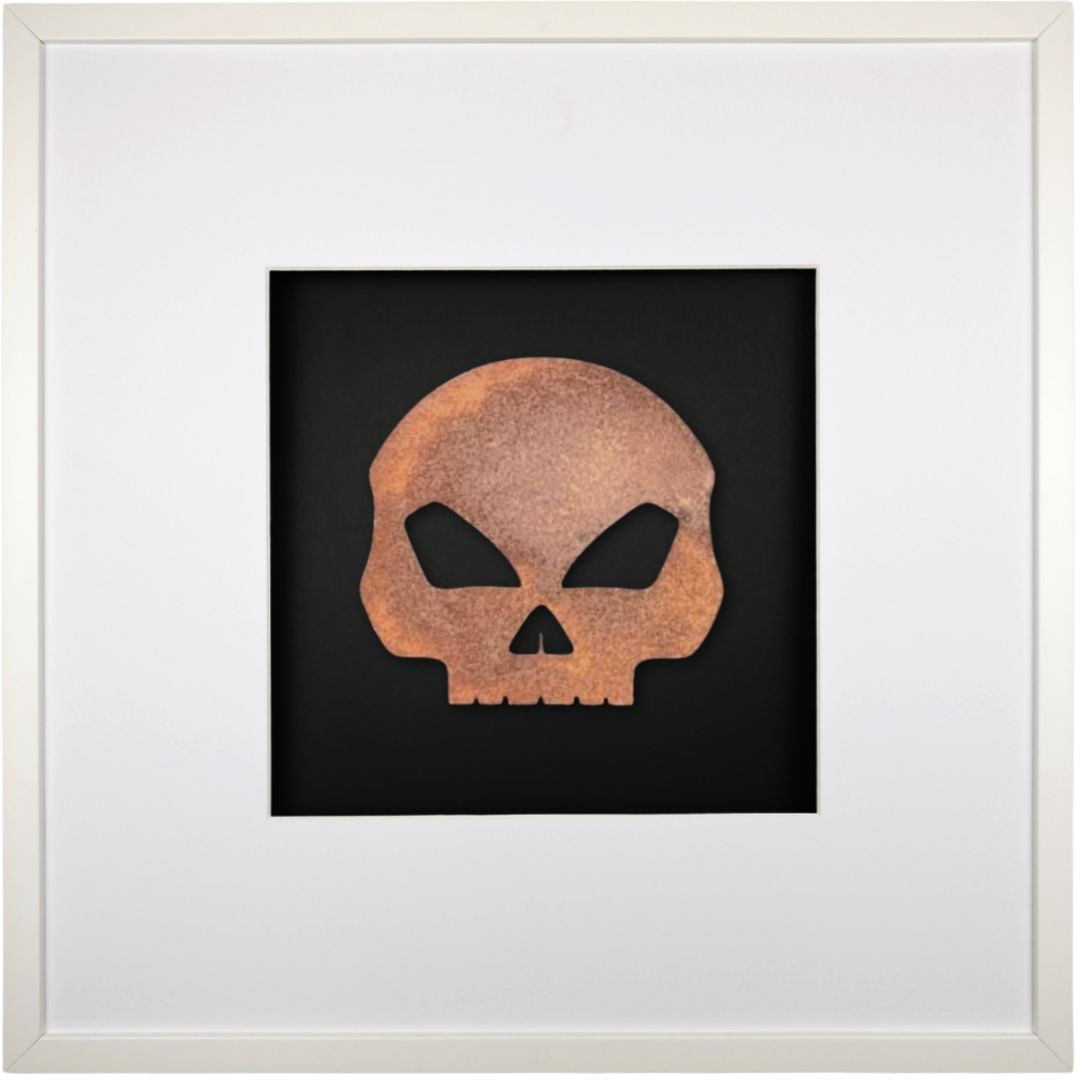 Quadratwerk Wandbild Urban Rust Totenkopf 58cm - Rahmen Weiß, Hintergrund Schwarz, Passepartout Weiß/Weiß