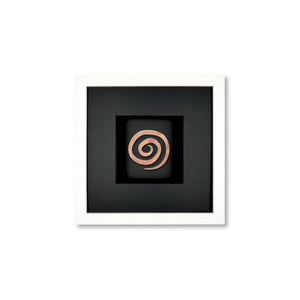 Quadratwerk Wandbild Detailaufnahme Urban Rust Spirale 27cm - Rahmen Weiß, Hintergrund Schwarz, Passepartout Schwarz/Schwarz