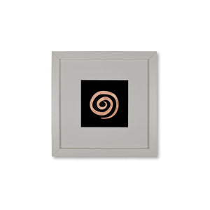 Quadratwerk Wandbild Detailaufnahme Urban Rust Spirale 27cm - Rahmen Weiß, Hintergrund Schwarz, Passepartout Weiß/Schwarz
