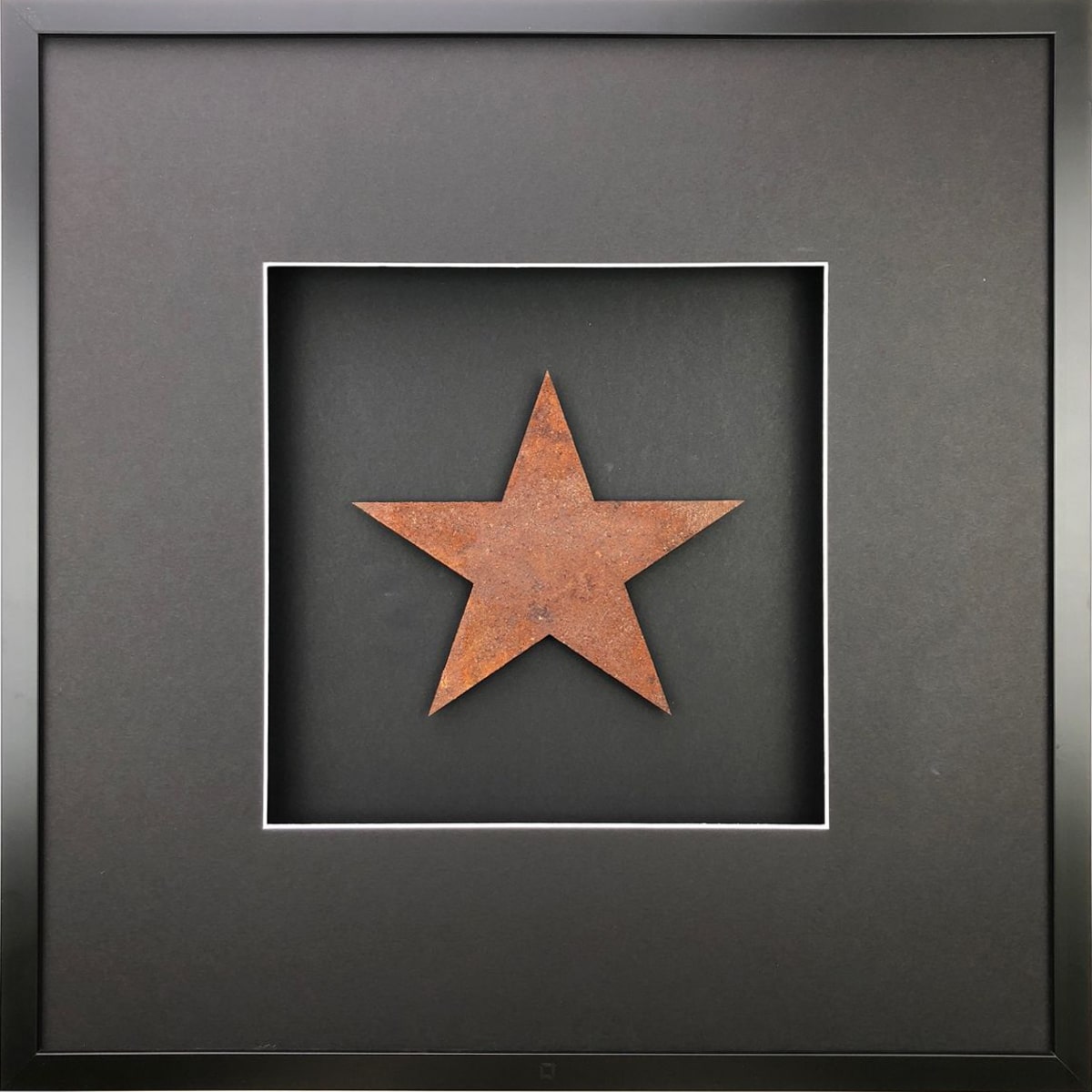Quadratwerk Wandbild Nahaufnahme Urban Rust Star 58cm - Rahmen Schwarz, Hintergrund Schwarz, Passepartout Schwarz/Weiß