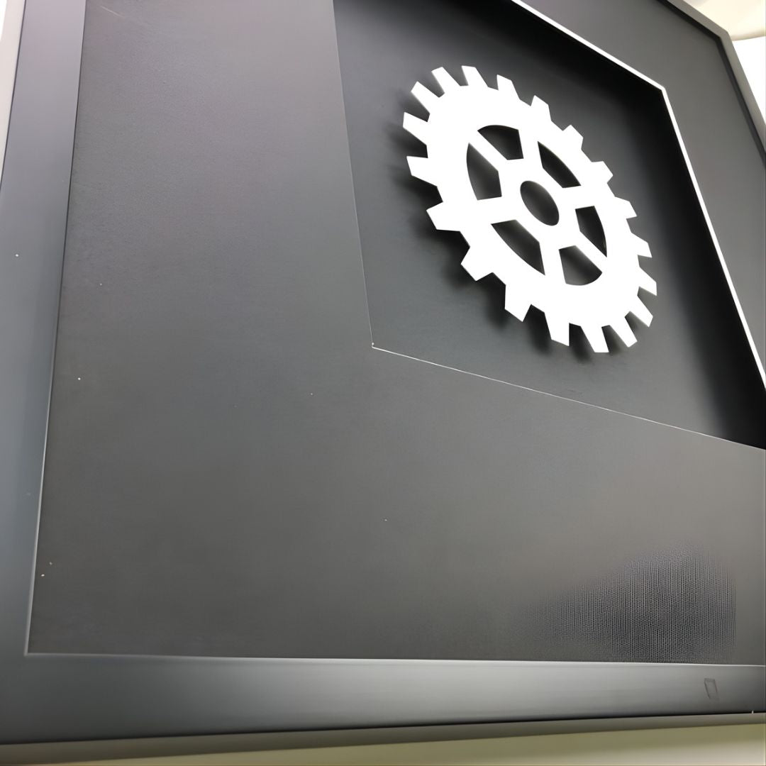 Quadratwerk Wandbild Detailansicht All White Gear 58cm - Rahmen Schwarz, Hintergrund Schwarz, Passepartout Schwarz/Weiß