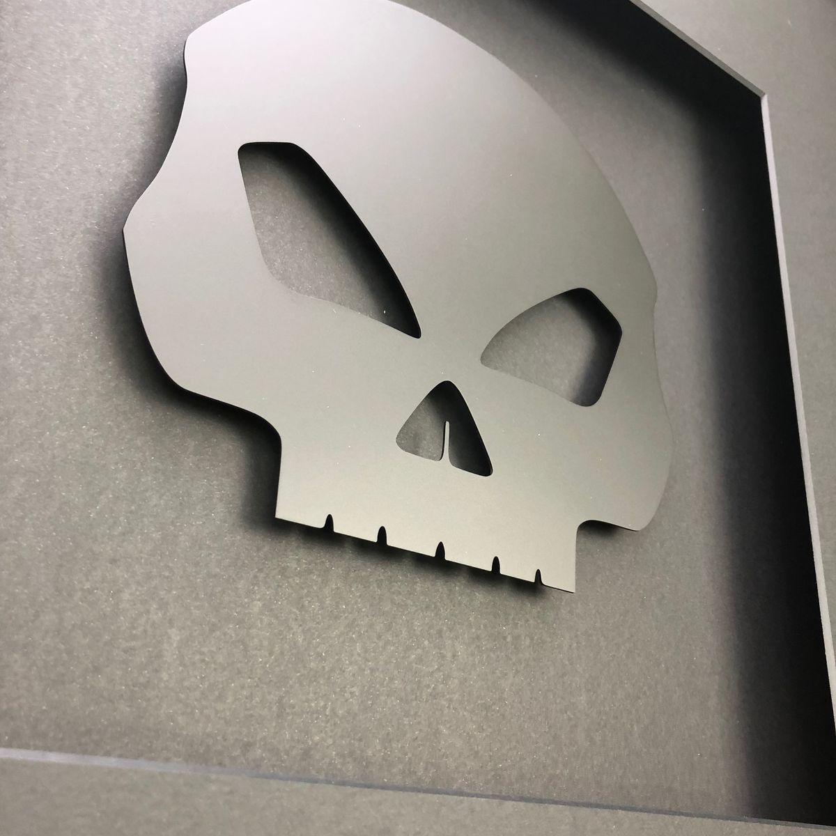 Quadratwerk Wandbild Detailansicht Pure Black Totenkopf 58cm - Rahmen Schwarz, Hintergrund Schwarz, Passepartout Schwarz/Schwarz