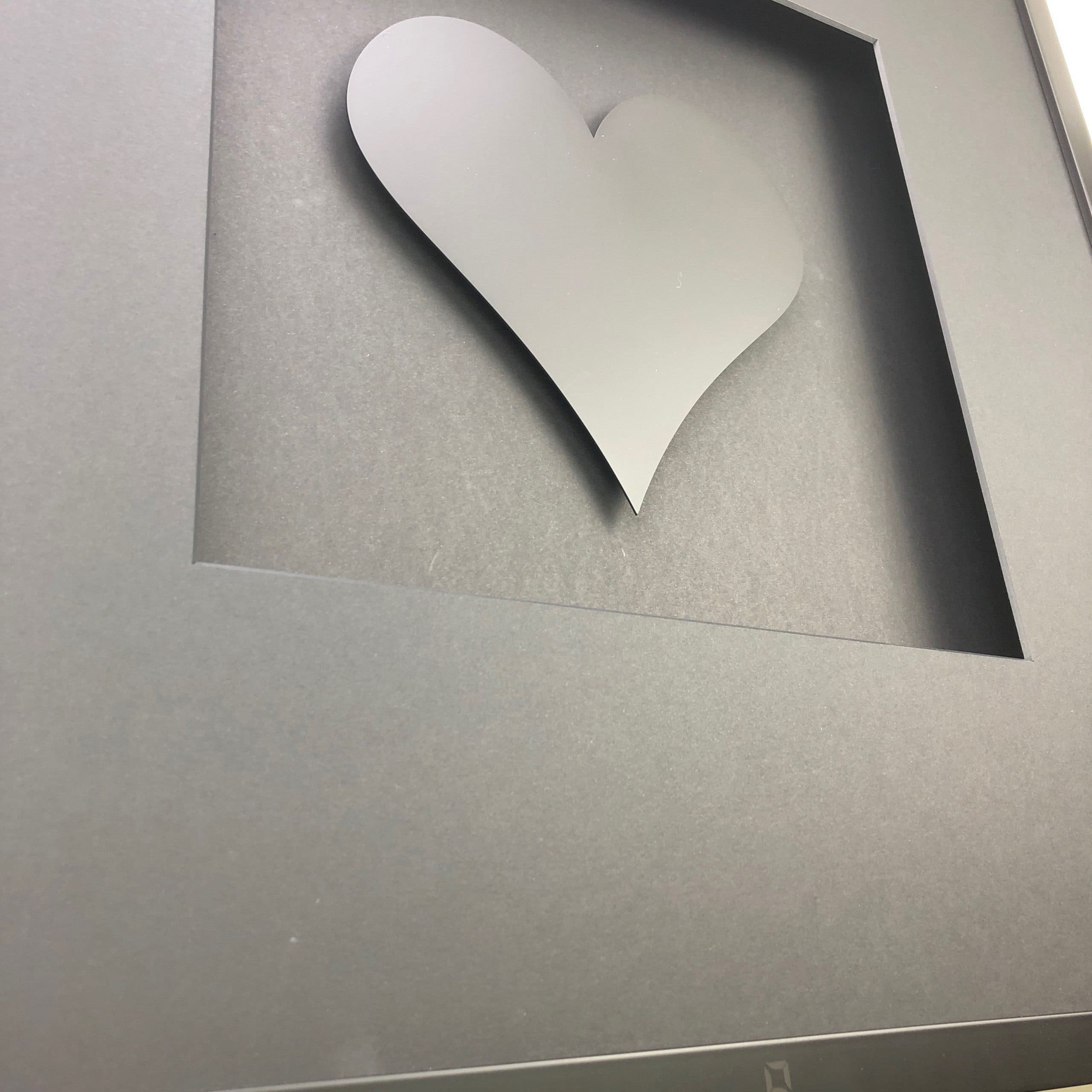 Quadratwerk Wandbild Detailansicht Pure Black Herz 58cm - Rahmen Schwarz, Hintergrund Schwarz, Passepartout Schwarz/Schwarz