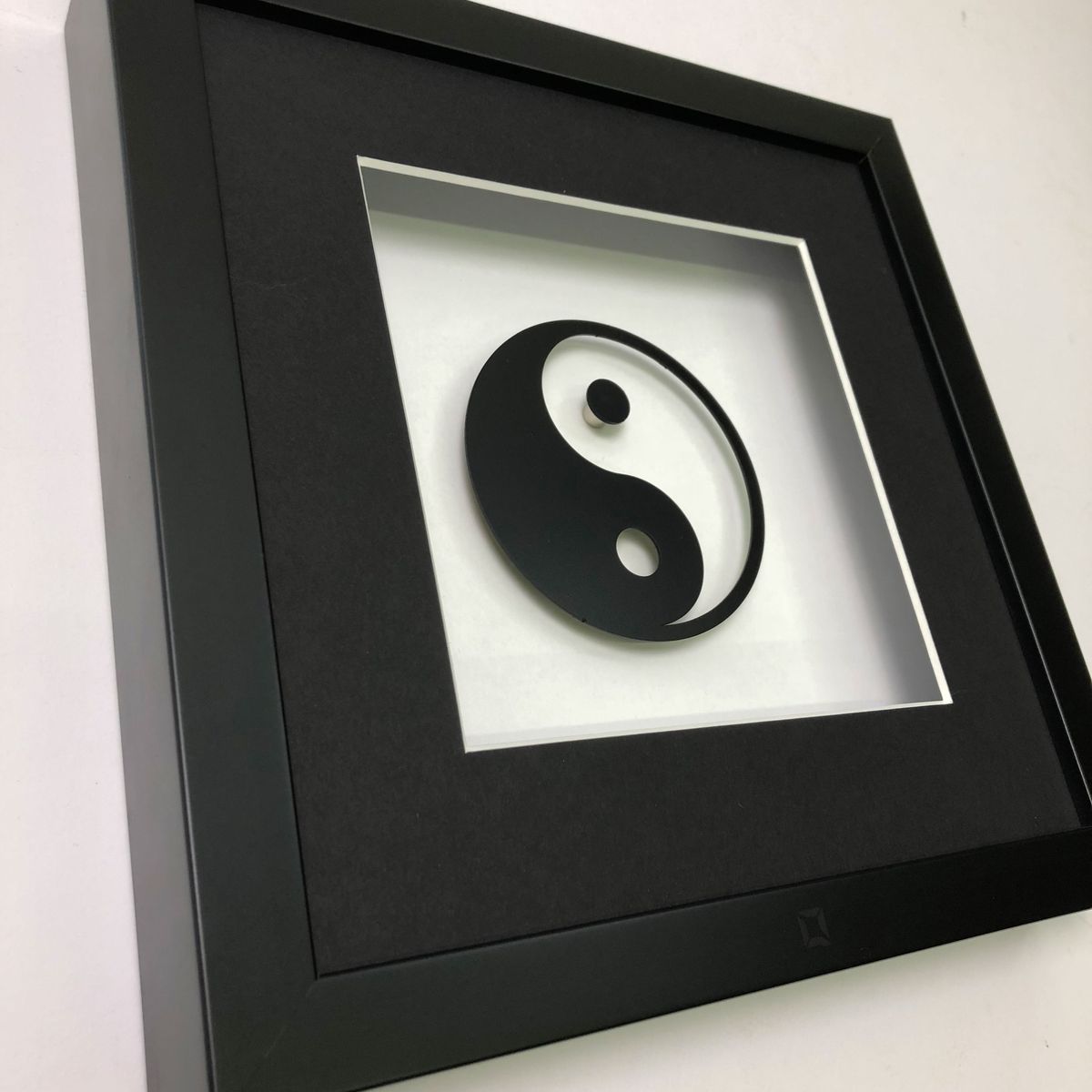 Quadratwerk Wandbild Detailansicht Pure Black Yin & Yan 27cm - Rahmen Schwarz, Hintergrund Weiß, Passepartout Schwarz/Weiß