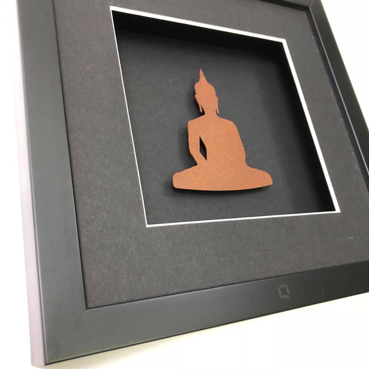 Quadratwerk Wandbild Detailansicht Urban Rust Buddha 27cm - Rahmen Schwarz, Hintergrund Schwarz, Passepartout Schwarz/Weiß