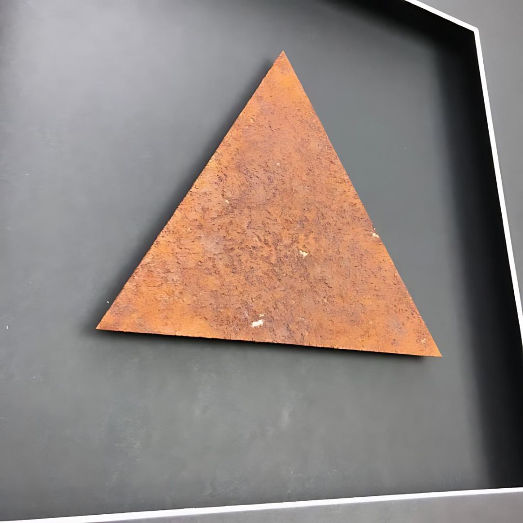 Quadratwerk Wandbild Nahaufnahme Urban Rust Dreieck 58cm - Rahmen Schwarz, Hintergrund Schwarz, Passepartout Schwarz/Weiß