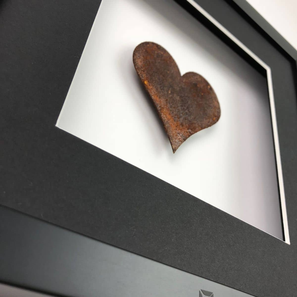 Quadratwerk Wandbild Detailansicht Urban Rust Heart 27cm - Rahmen Schwarz, Hintergrund Weiß, Passepartout Schwarz/Weiß