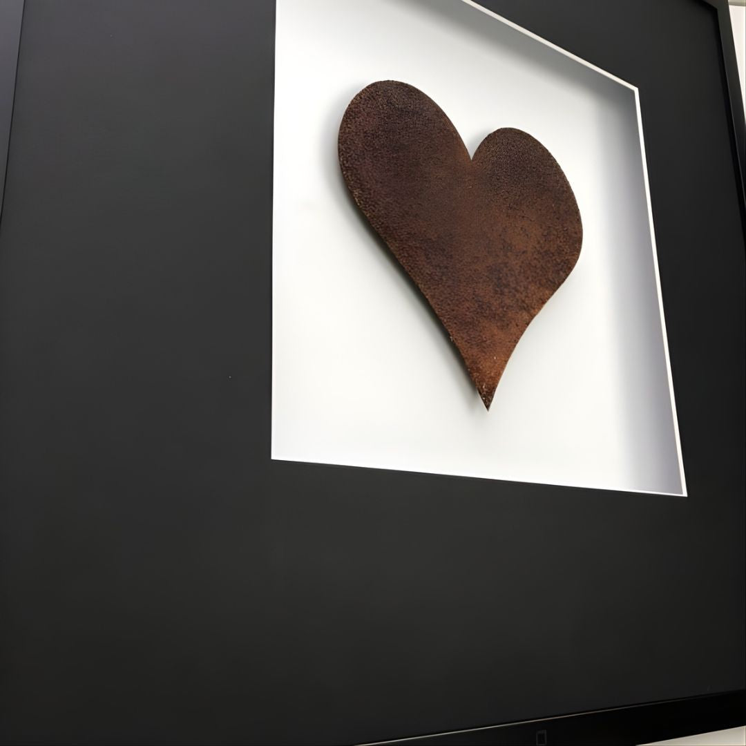 Quadratwerk Wandbild Detailansicht Urban Rust Heart 58cm - Rahmen Schwarz, Hintergrund Weiß, Passepartout Schwarz/Weiß