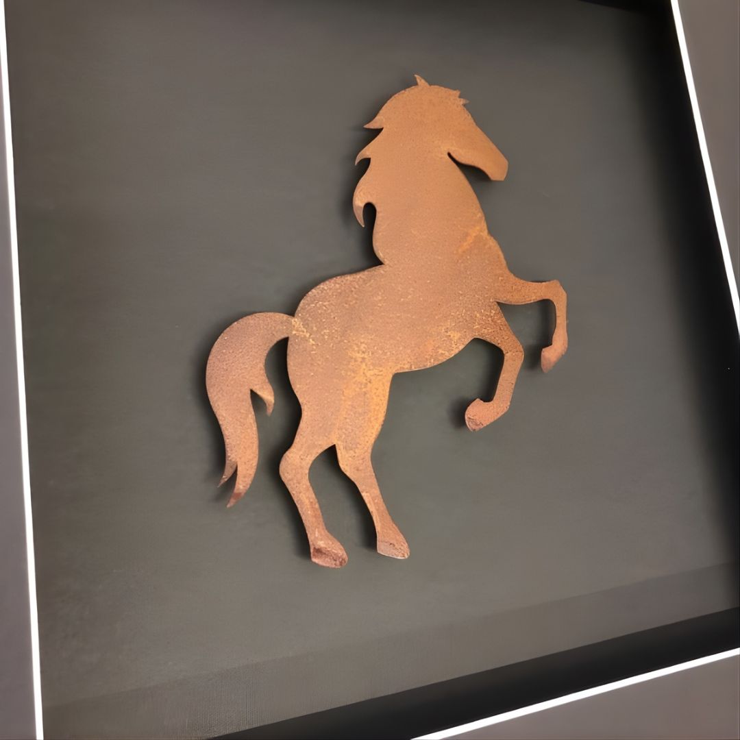 Quadratwerk Wandbild Nahaufnahme Urban Rust Pferd 58cm - Rahmen Schwarz, Hintergrund Schwarz, Passepartout Schwarz/Weiß