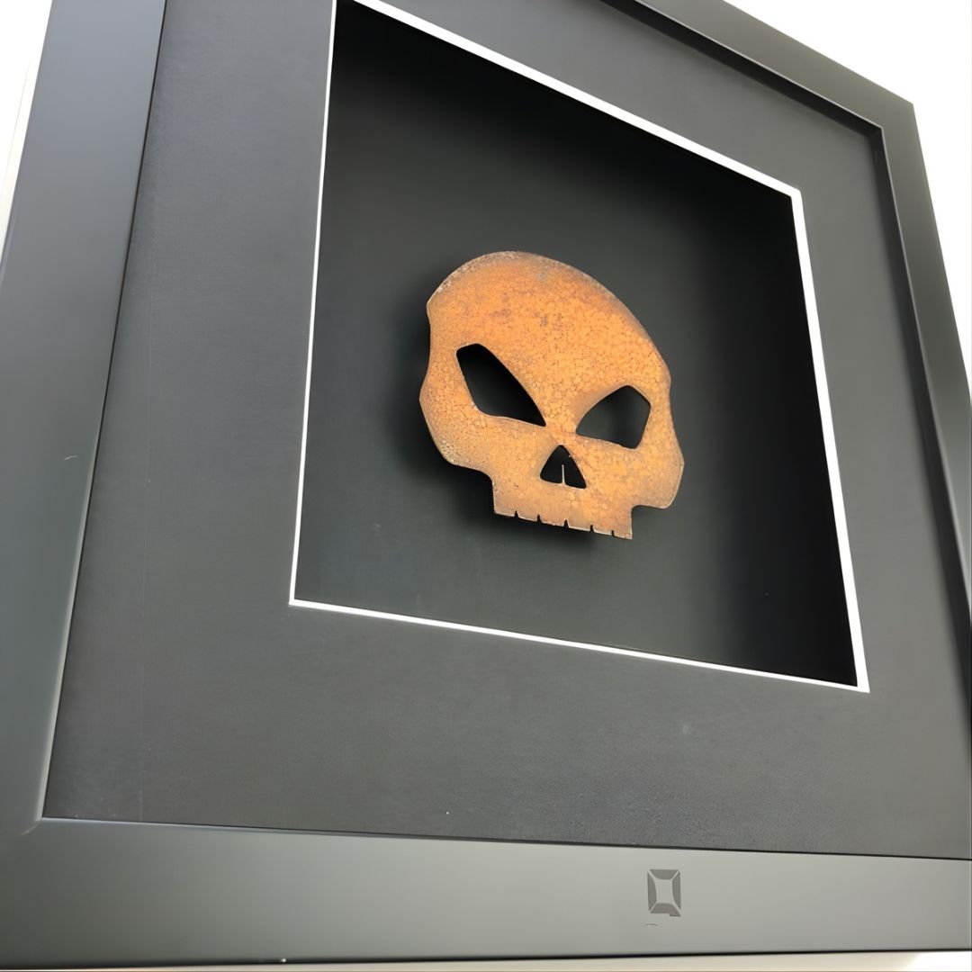 Quadratwerk Wandbild Detailansicht Urban Rust Skull 27cm - Rahmen Schwarz, Hintergrund Schwarz, Passepartout Schwarz/Weiß