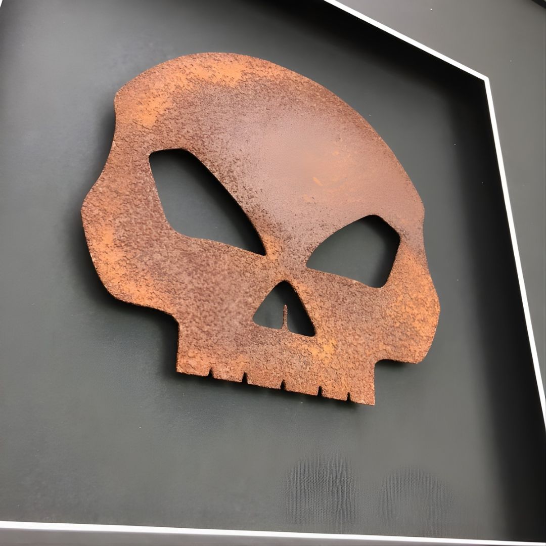 Quadratwerk Wandbild Nahaufnahme Urban Rust Totenkopf 58cm - Rahmen Schwarz, Hintergrund Schwarz, Passepartout Schwarz/Weiß