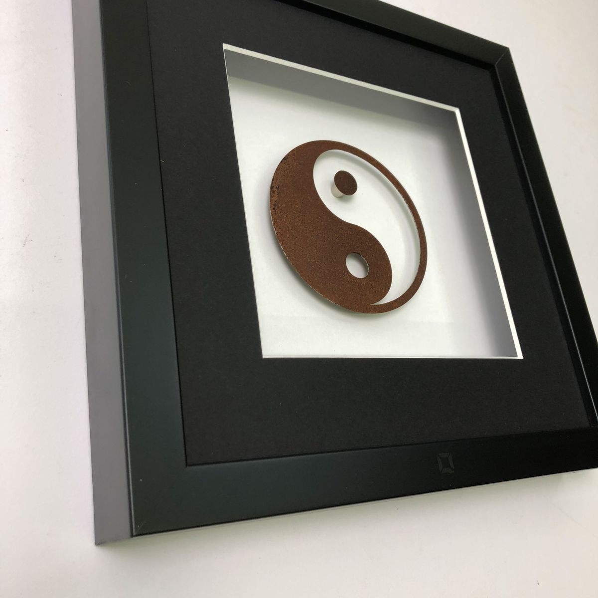 Quadratwerk Wandbild Detailaufnahme Urban Rust Yin & Yang 27cm - Rahmen Schwarz, Hintergrund Weiß, Passepartout Schwarz/Weiß