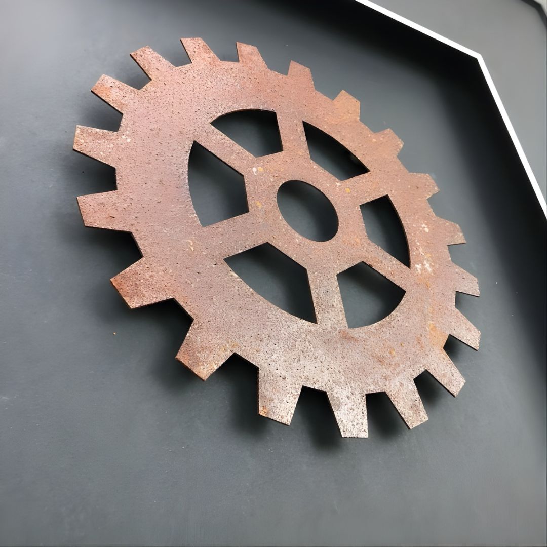 Quadratwerk Wandbild Detailaufnahme Urban Rust Gear 58cm - Rahmen Schwarz, Hintergrund Schwarz, Passepartout Schwarz/Weiß