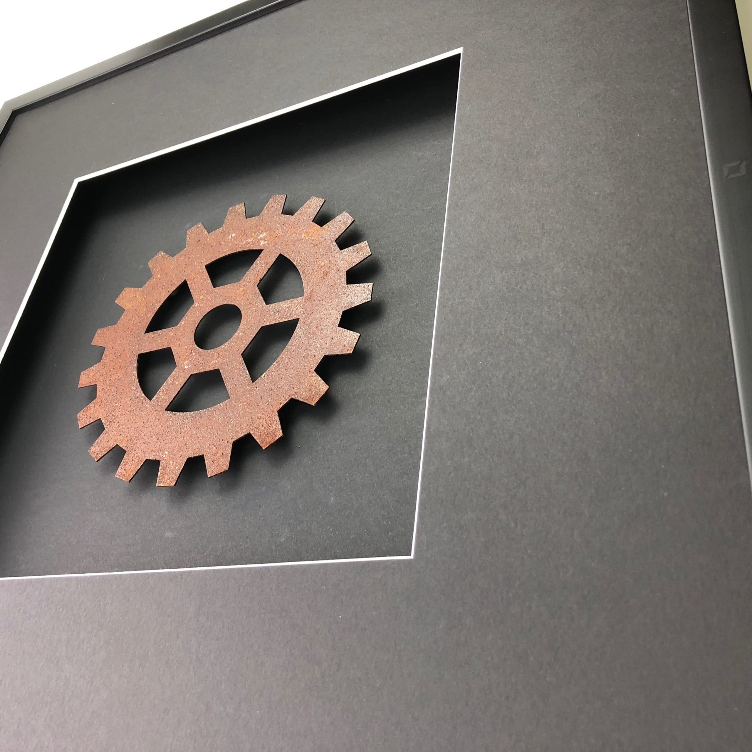 Quadratwerk Wandbild Detailaufnahme Urban Rust Gear 58cm - Rahmen Schwarz, Hintergrund Schwarz, Passepartout Schwarz/Weiß