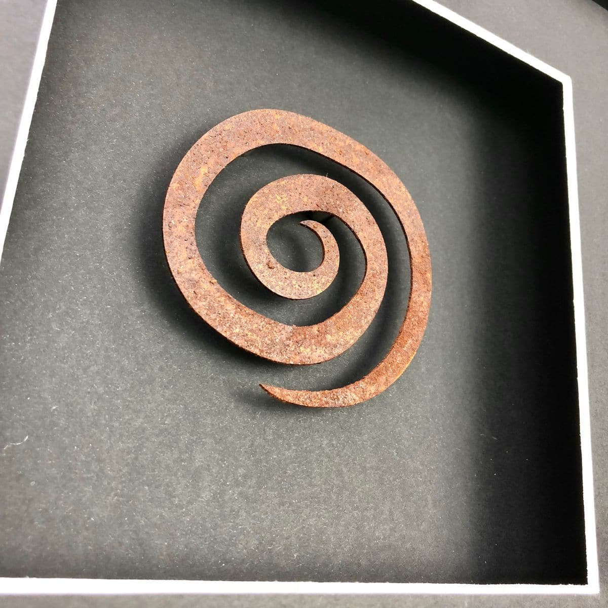 Quadratwerk Wandbild Detailaufnahme Urban Rust Spirale 27cm - Rahmen Schwarz, Hintergrund Schwarz, Passepartout Schwarz/Weiß