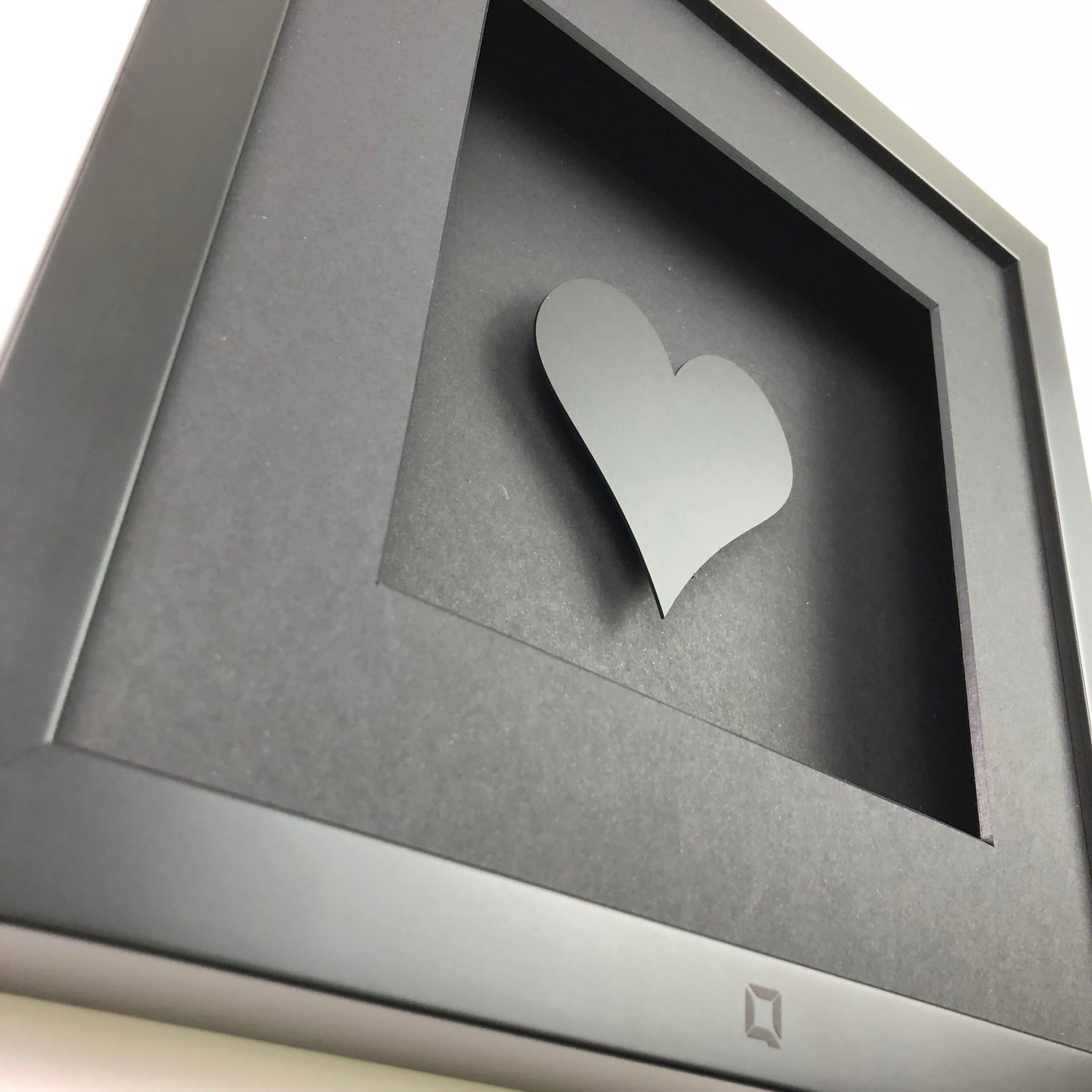 Quadratwerk Wandbild Nahaufnahme Pure Black Heart 27cm - Rahmen Schwarz, Hintergrund Schwarz, Passepartout Schwarz/Schwarz