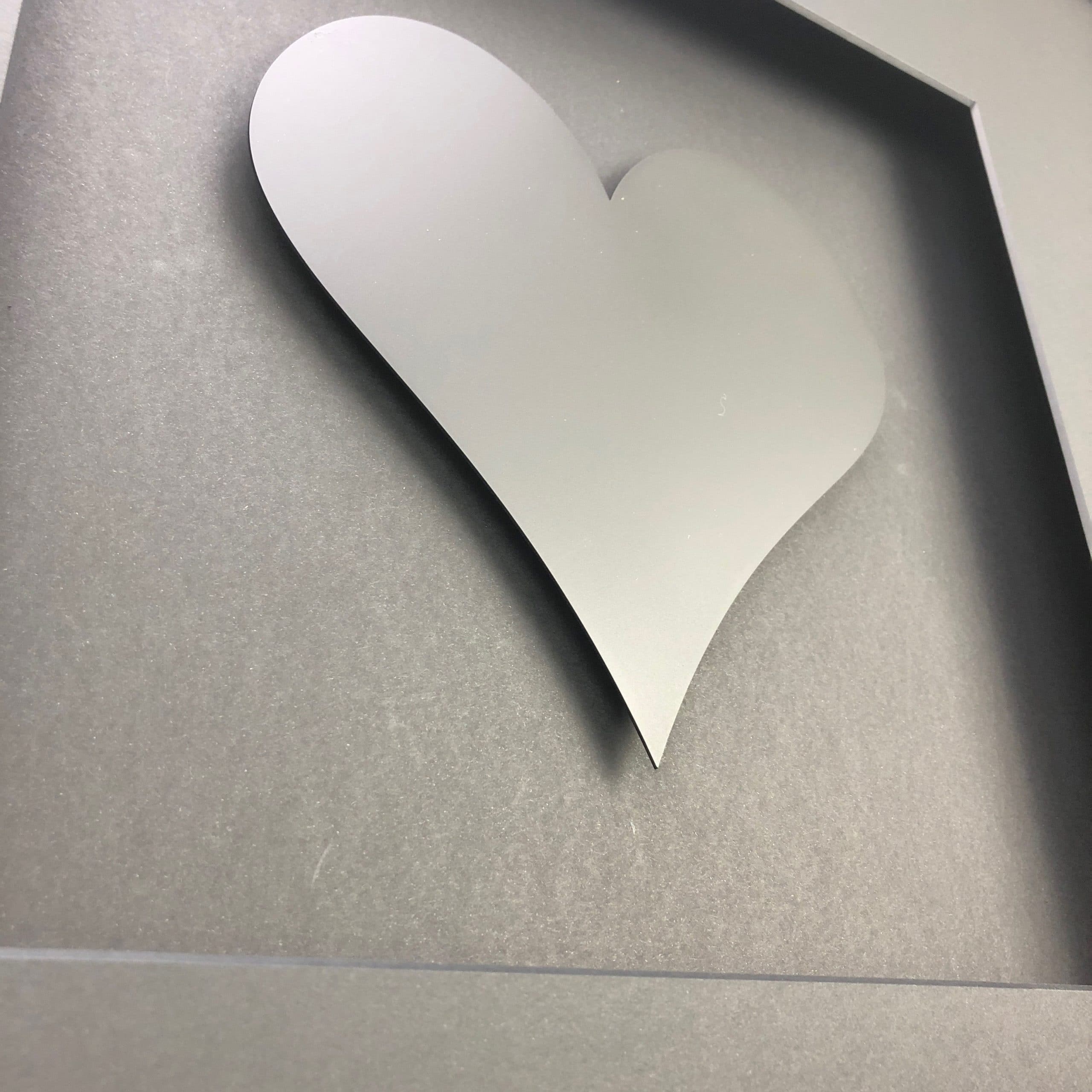 Nahaufnahme Wandbild Herz schwarz 58cm – Pure Black Heart Quadratwerk, skulpturale Haptik tiefes Mattschwarz handgefertigt