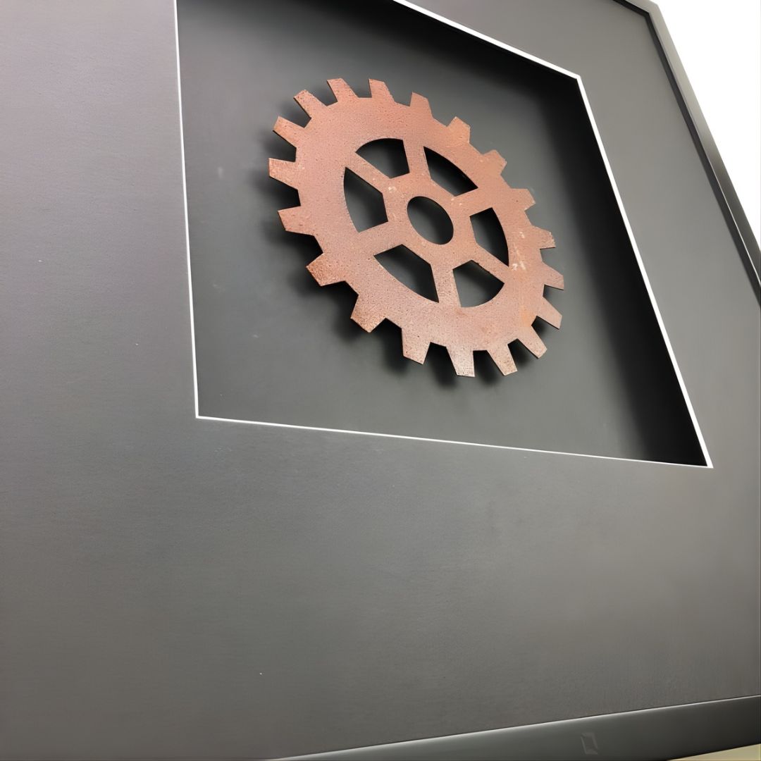 Quadratwerk Wandbild Nahaufnahme Urban Rust Gear 58cm - Rahmen Schwarz, Hintergrund Schwarz, Passepartout Schwarz/Weiß