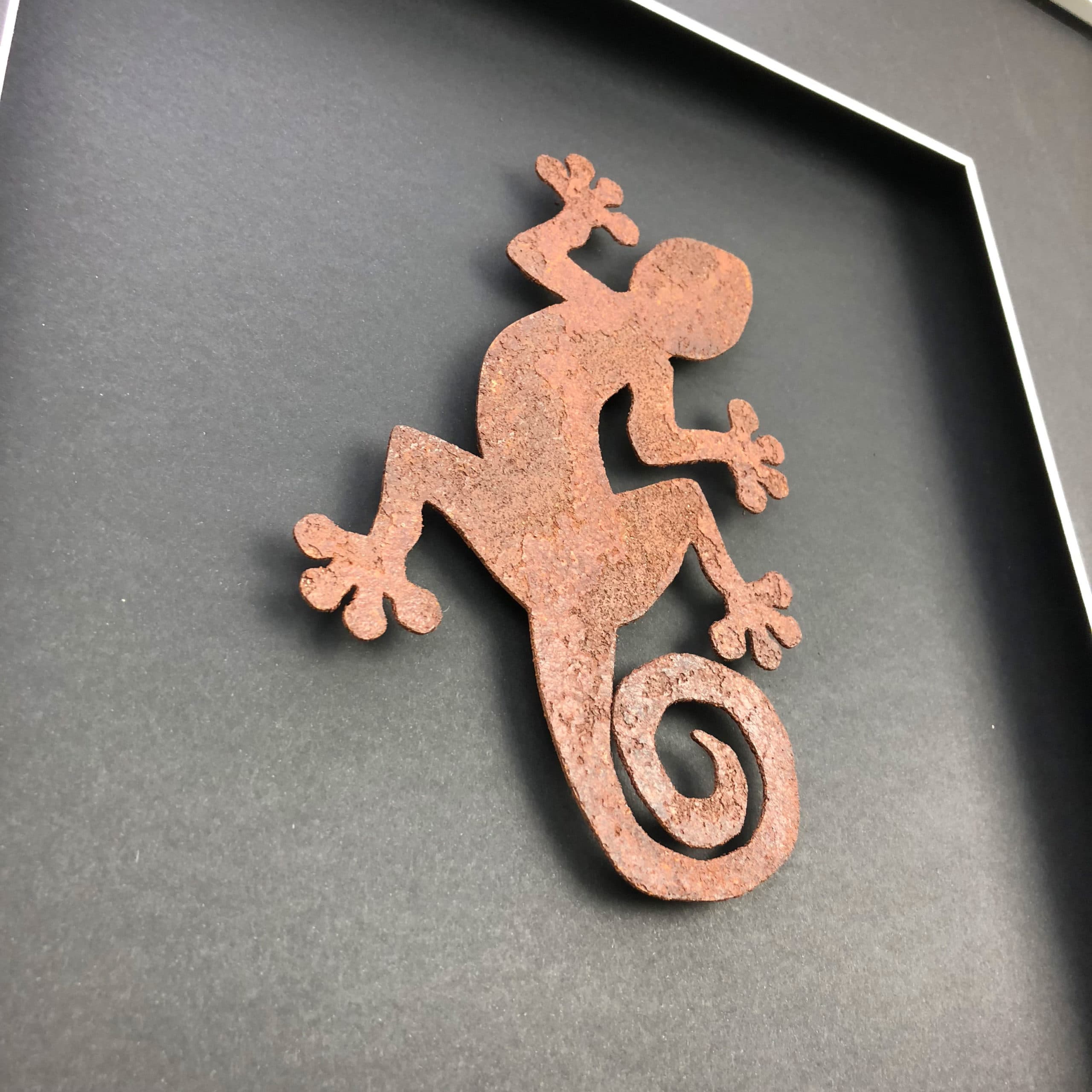 Quadratwerk Wandbild Nahaufnahme Urban Rust Gecko 58cm - Rahmen Schwarz, Hintergrund Schwarz, Passepartout Schwarz/Weiß