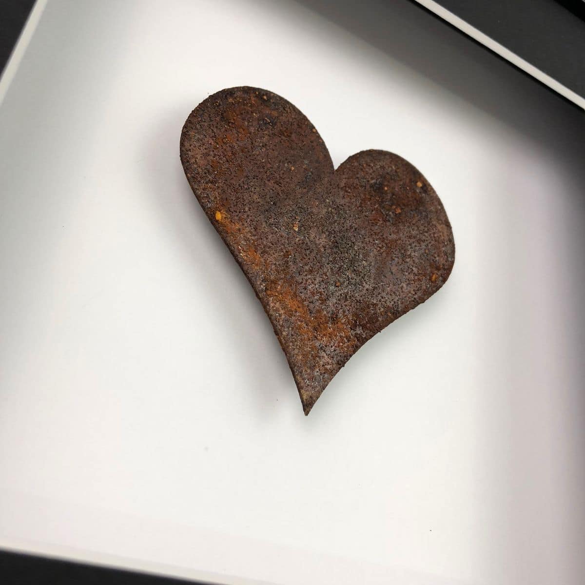 Quadratwerk Wandbild Nahaufnahme Urban Rust Heart 27cm - Rahmen Schwarz, Hintergrund Weiß, Passepartout Schwarz/Weiß