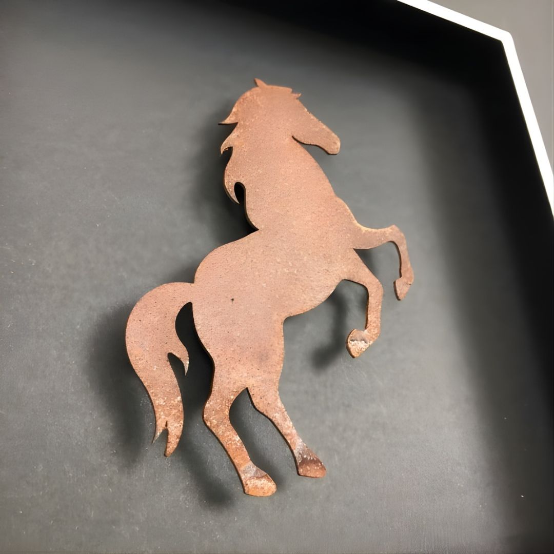 Quadratwerk Wandbild Nahaufnahme Urban Rust Horse 27cm - Rahmen Schwarz, Hintergrund Schwarz, Passepartout Schwarz/Weiß