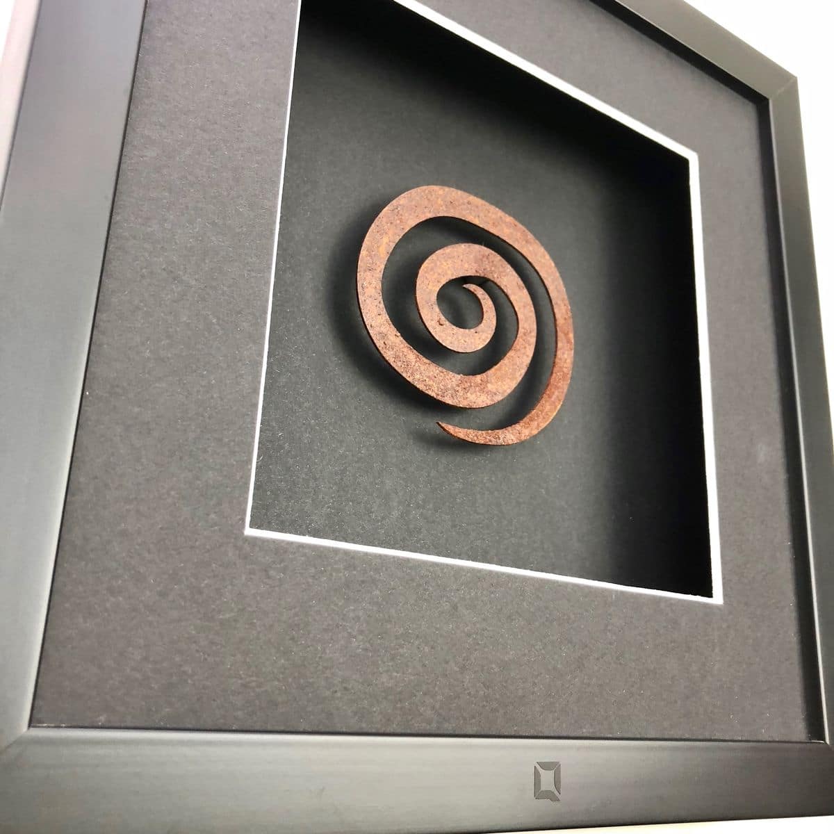 Quadratwerk Wandbild Nahaufnahme Urban Rust Spirale 27cm - Rahmen Schwarz, Hintergrund Schwarz, Passepartout Schwarz/Weiß