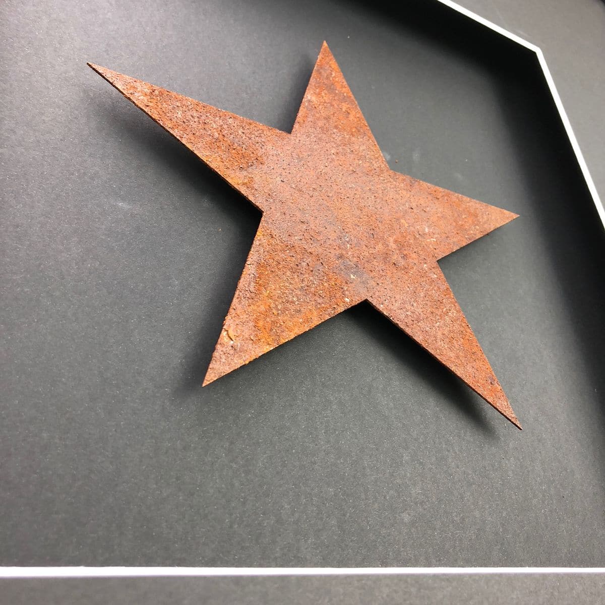 Quadratwerk Wandbild Nahaufnahme Urban Rust Star 58cm - Rahmen Schwarz, Hintergrund Schwarz, Passepartout Schwarz/Weiß