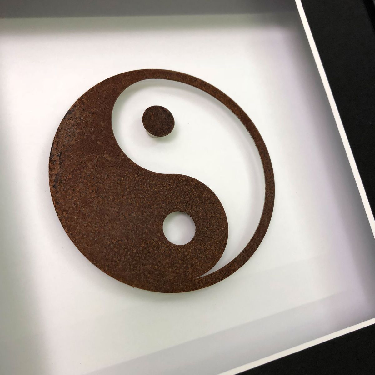 Quadratwerk Wandbild Nahaufnahme Urban Rust Yin & Yang 27cm - Rahmen Schwarz, Hintergrund Weiß, Passepartout Schwarz/Weiß