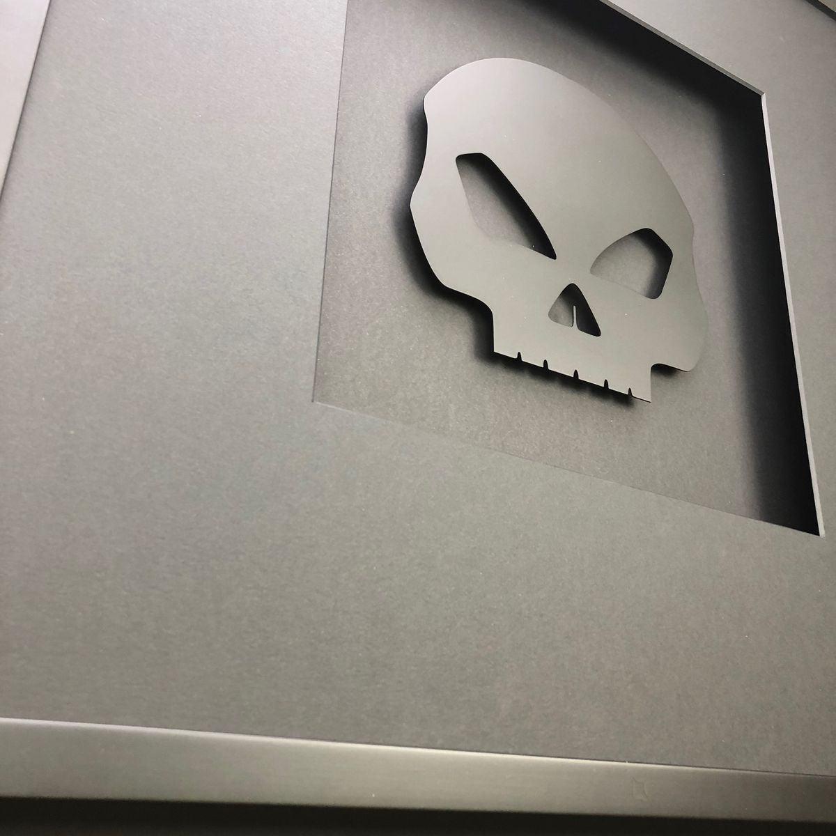 Quadratwerk Wandbild Seitenansicht Pure Black Totenkopf 58cm - Rahmen Schwarz, Hintergrund Schwarz, Passepartout Schwarz/Schwarz