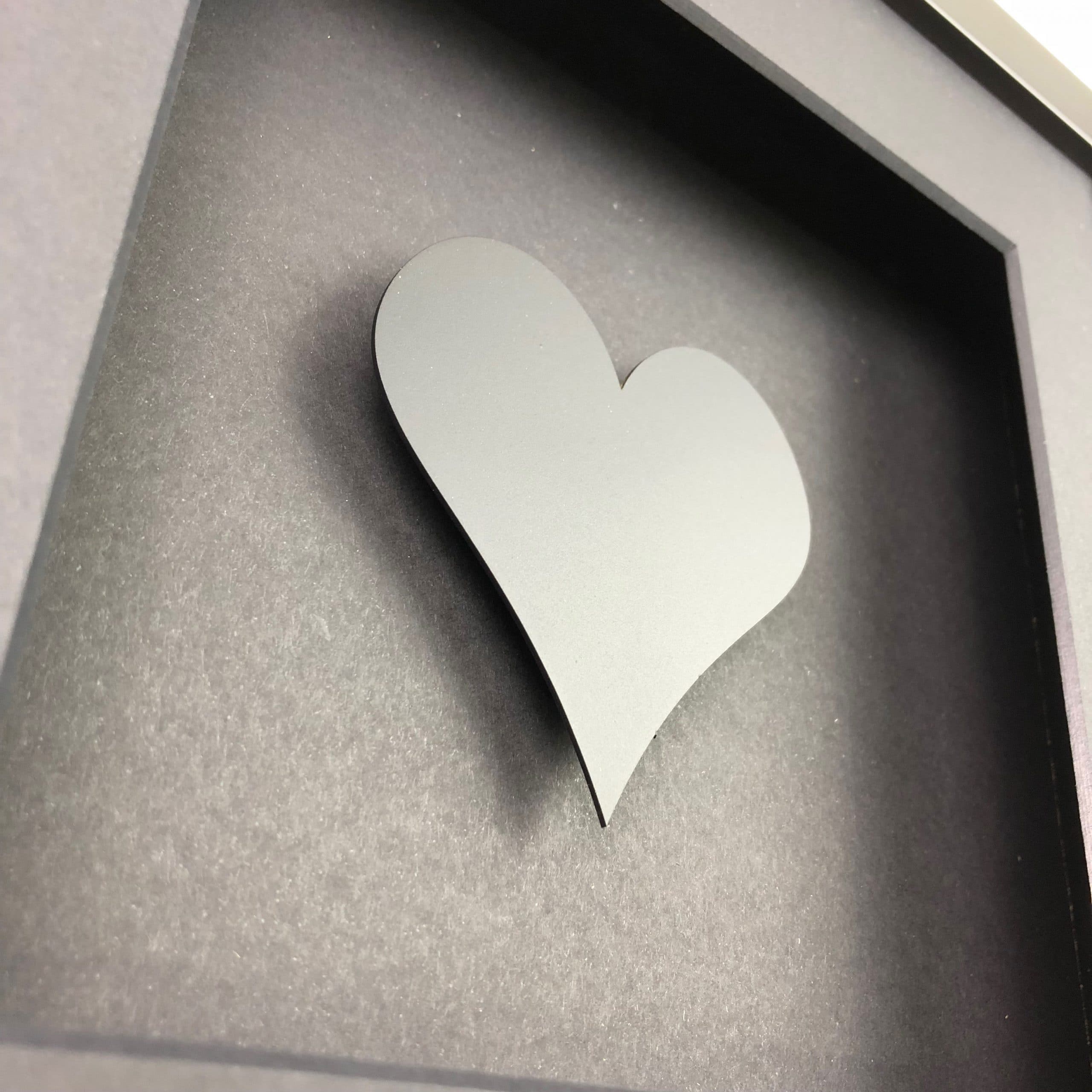 Quadratwerk Wandbild detailansicht Pure Black Heart 27cm - Rahmen Schwarz, Hintergrund Schwarz, Passepartout Schwarz/Schwarz