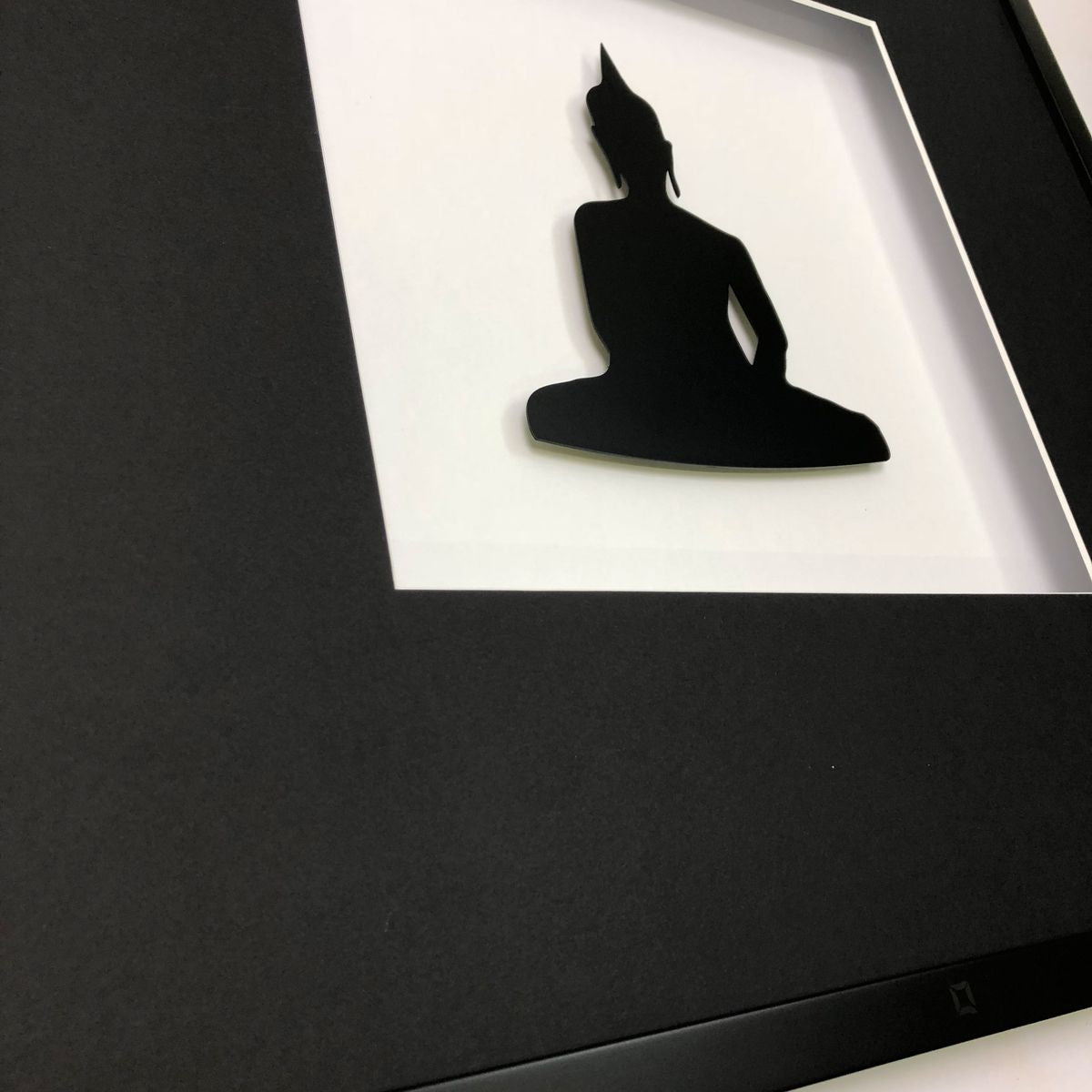 Quadratwerk Wandbild nahaufnahme Pure Black Buddha 58cm - Rahmen Schwarz, Hintergrund Weiß, Passepartout Schwarz/Weiß