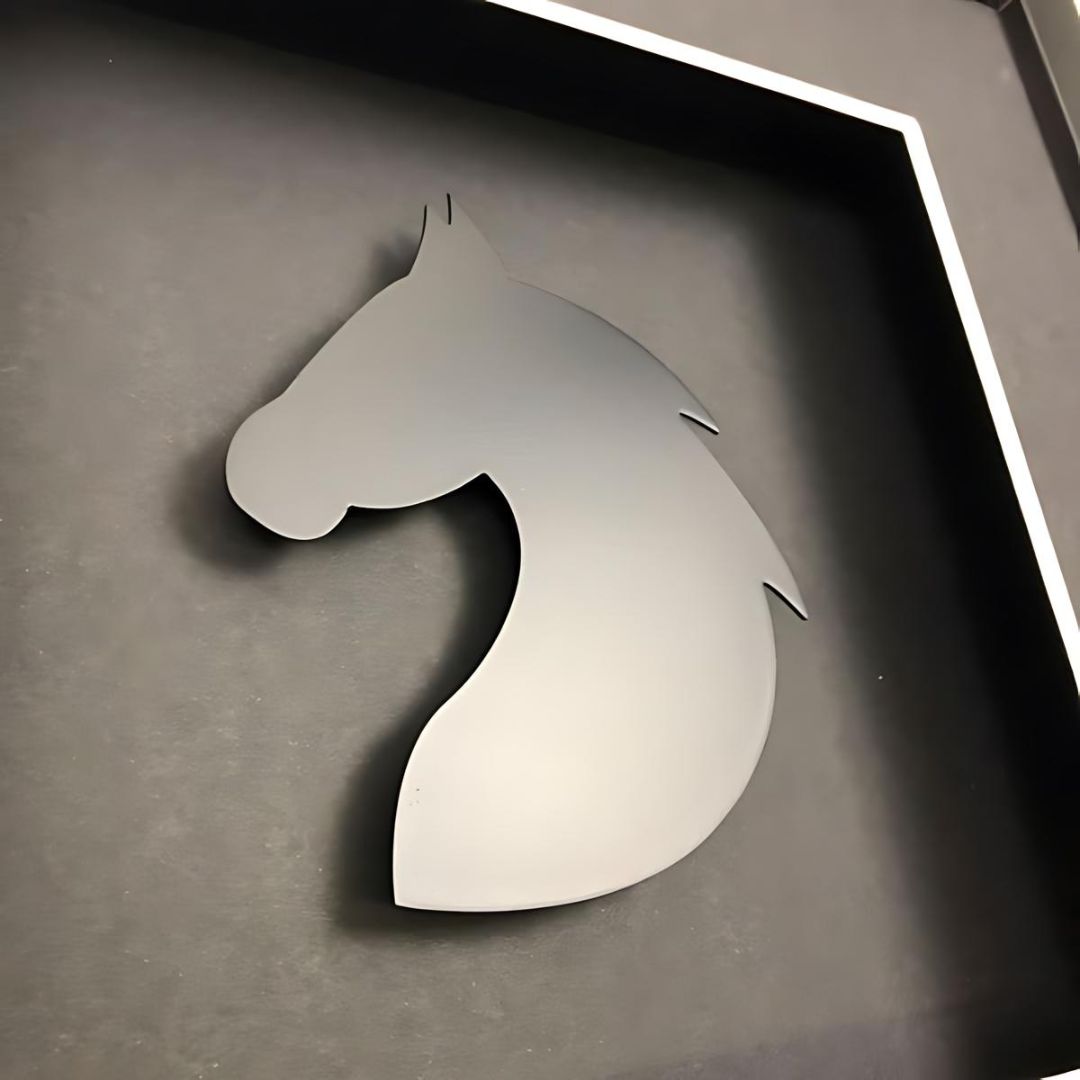 Quadratwerk Wandbild nahaufnahme Pure Black Knight Pferdekopf 27cm - Rahmen Schwarz, Hintergrund Schwarz, Passepartout Schwarz/Weiß