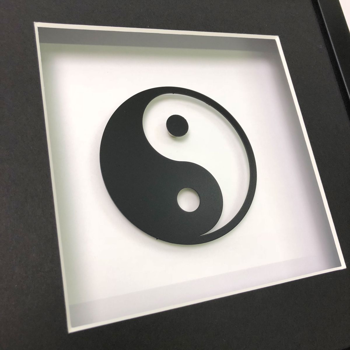 Quadratwerk Wandbild nahaufnahme Pure Black Yin & Yan 27cm - Rahmen Schwarz, Hintergrund Weiß, Passepartout Schwarz/Weiß