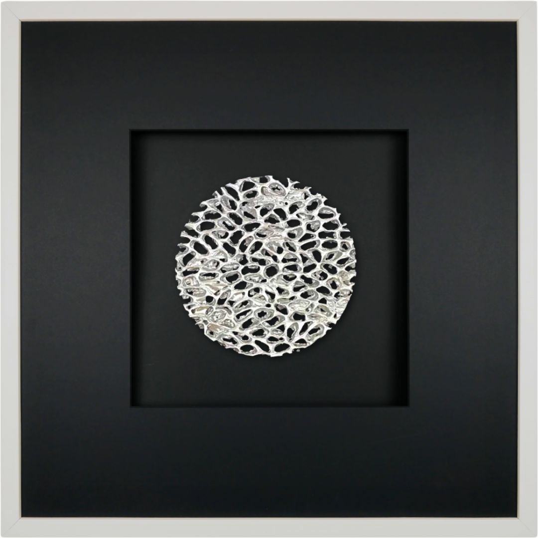 Quadratwerk Wandbild Magic Silver Rund 58cm - Rahmen Weiß, Hintergrund Schwarz, Passepartout Schwarz/Schwarz