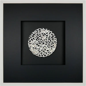 Quadratwerk Wandbild Magic Silver Rund 58cm - Rahmen Weiß, Hintergrund Schwarz, Passepartout Schwarz/Schwarz