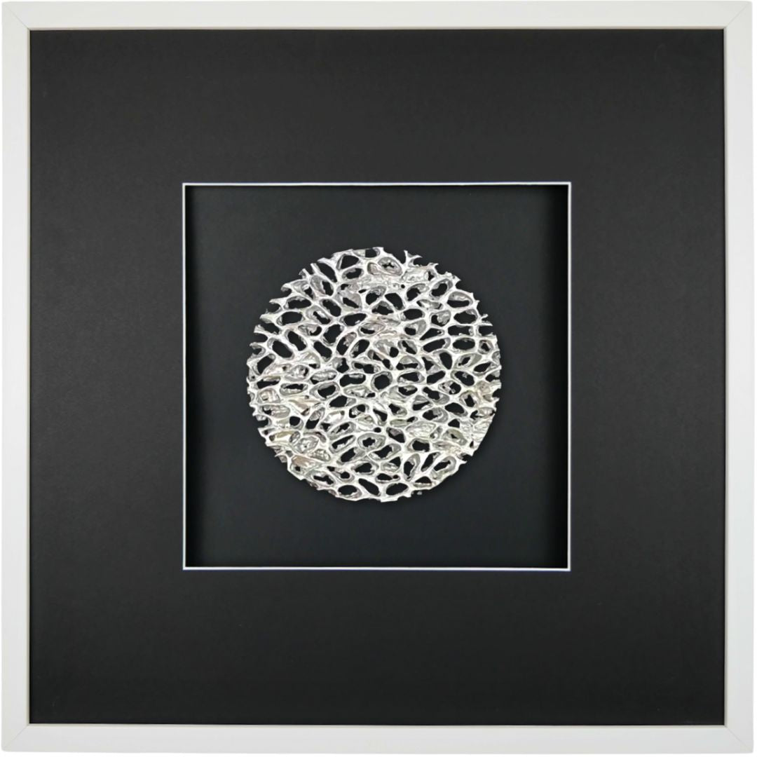 Quadratwerk Wandbild Magic Silver Rund 58cm - Rahmen Weiß, Hintergrund Schwarz, Passepartout Schwarz/Weiß