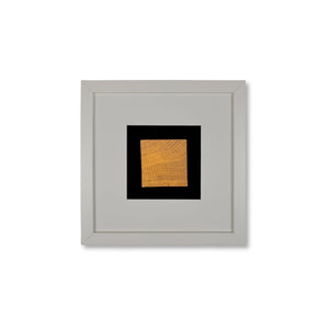 Quadratwerk Wandbild Noble Wood Quadrat 27cm - Rahmen Weiß, Hintergrund Schwarz, Passepartout Weiß/Schwarz