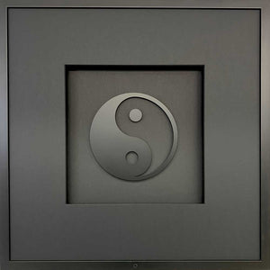 Wandbild Yin Yang schwarz groß 58x58 cm – Pure Black Quadratwerk, mattschwarzes Yin-Yang-Motiv 3D-Optik handgefertigt Made in Germany