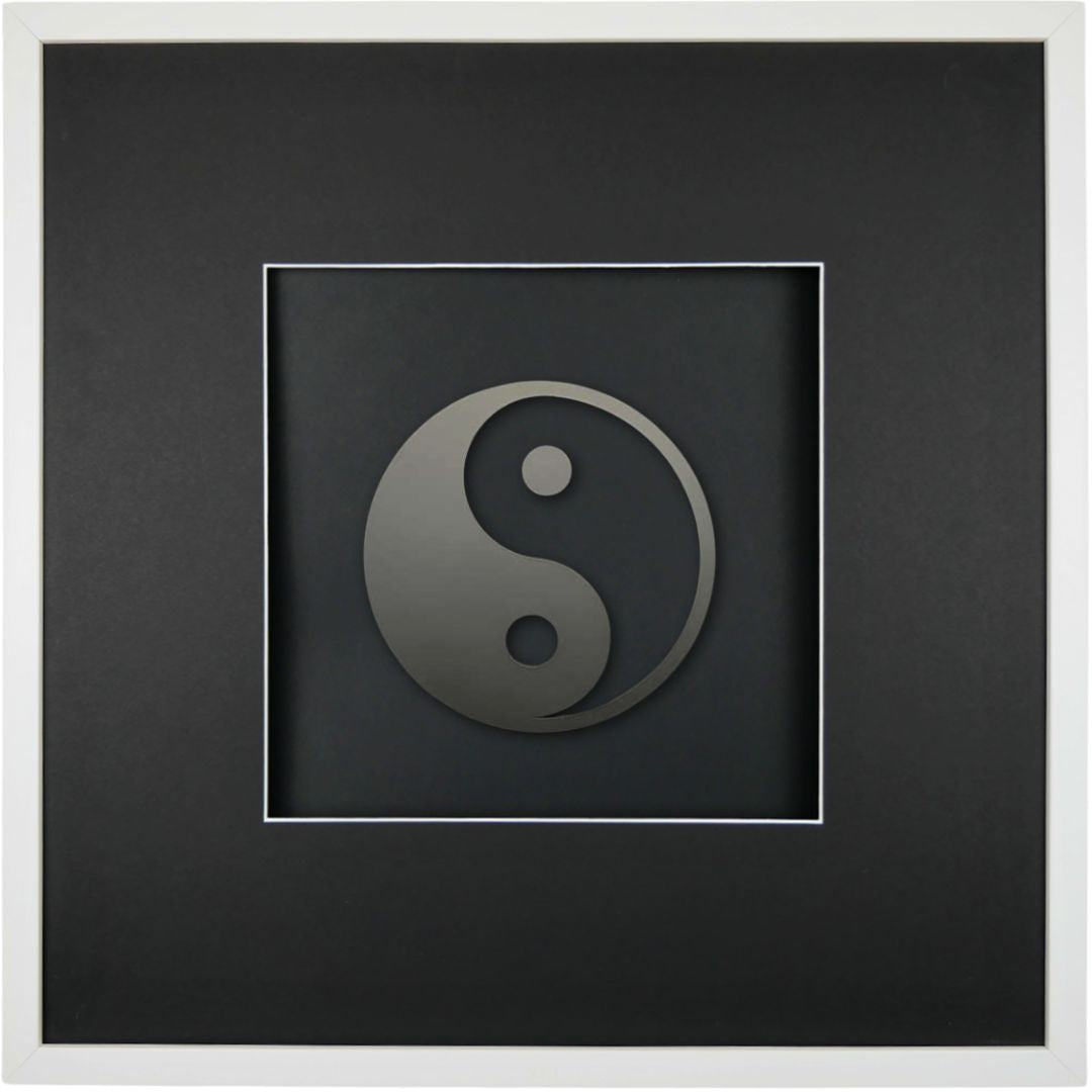 Quadratwerk Wandbild Pure Black Yin & Yang 58cm - Rahmen Weiß, Hintergrund Schwarz, Passepartout Schwarz/Weiß