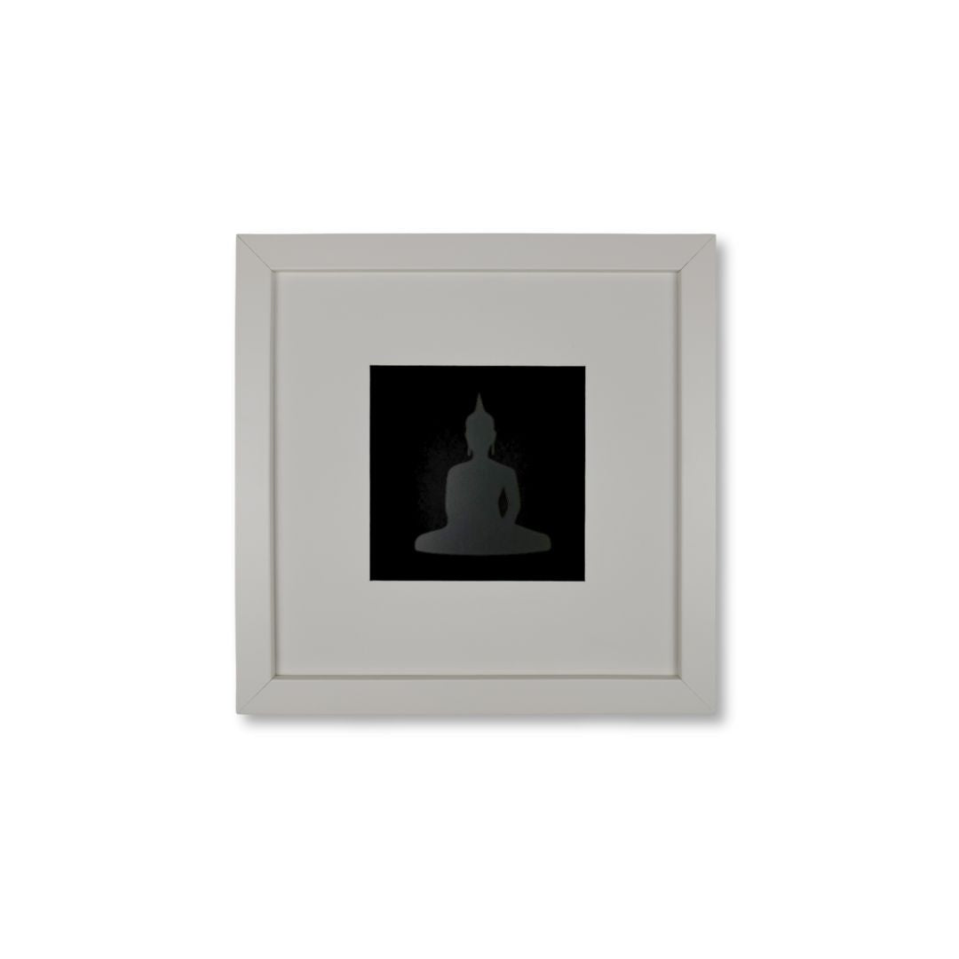 Quadratwerk Wandbild Pure Black Buddha 27cm - Rahmen Weiß, Hintergrund Schwarz, Passepartout Weiß/Schwarz