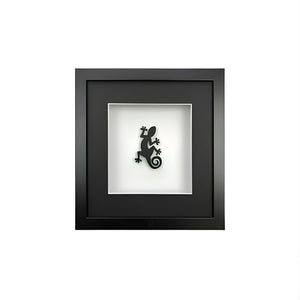 Quadratwerk Wandbild nahansicht Pure Black Gecko 27cm - Rahmen Schwarz, Hintergrund Weiß, Passepartout Schwarz/Weiß