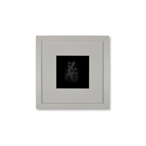 Quadratwerk Wandbild Pure Black Gecko 27cm - Rahmen Weiß, Hintergrund Schwarz, Passepartout Weiß/Schwarz